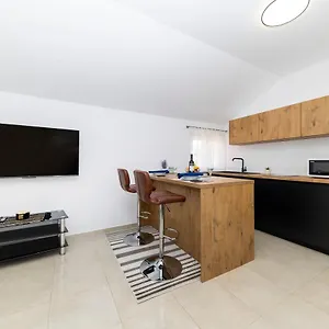 https://apartmani-valentina.hotelinzadar.com
